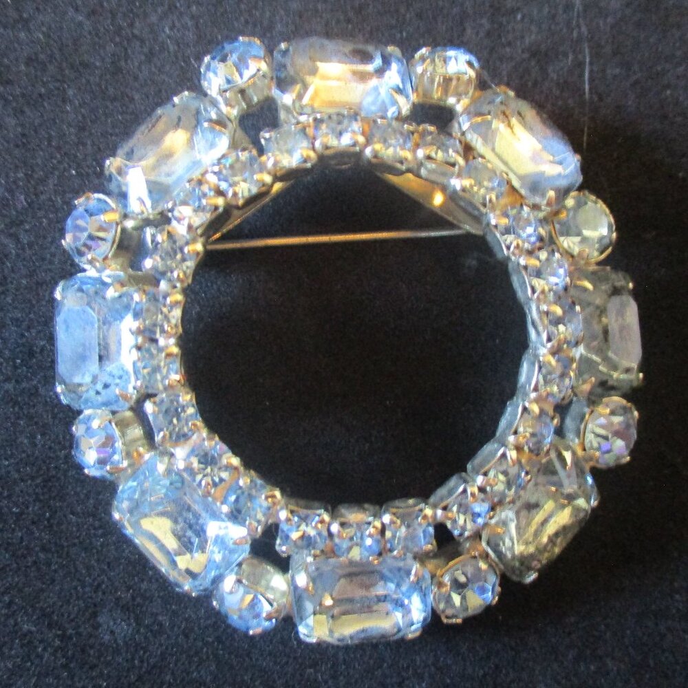 Vintage Juliana Style Round Blue Multi-Sized Rhinestone Brooch/Pin 2.25"